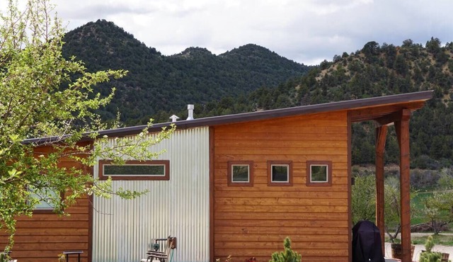 Modern Tiny House in Apple Orchard w/Mountain View! Between Zion and Bryce