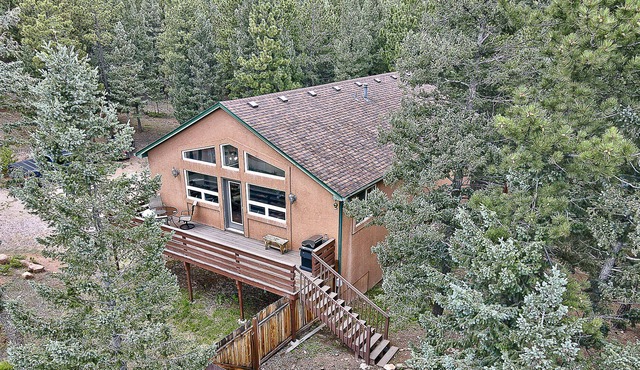 Mountain Escape: Soak in the Private Hot Tub w/Stunning Colorado Views!