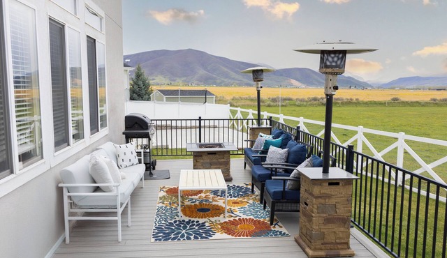 Mountain Home- Sleeps 16- Hot tub, Views, Pickleball, Family Friendly