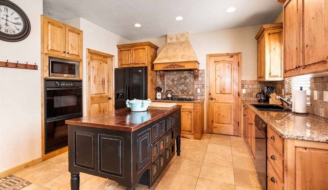 Mountain Lion Outpost: Spacious 4BR townhome in Eden, UT, perfect for family retreats.