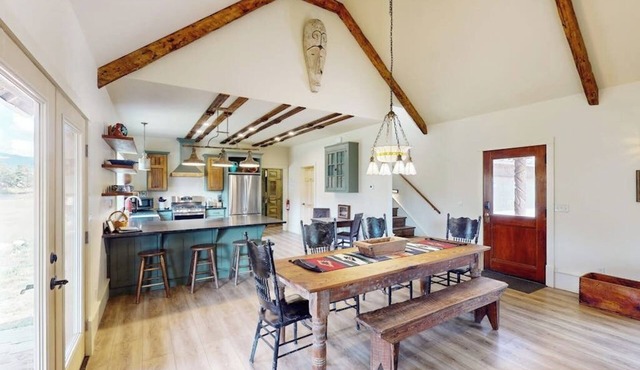 Mountain view modern home with open layout, gas fireplace, smart TVs, & W/D in South Fork