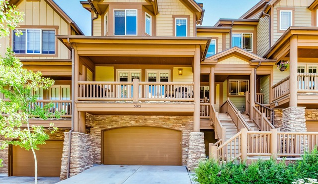 Mountain-view townhouse with hot tub, balcony, fireplace, grill, & media room