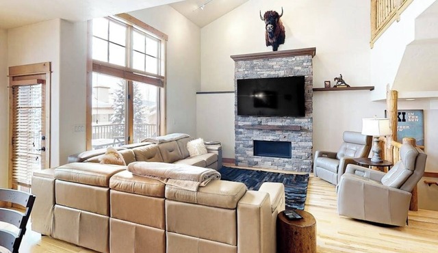 Mountain-view townhome with pool/hot tub access - walk to ski lifts