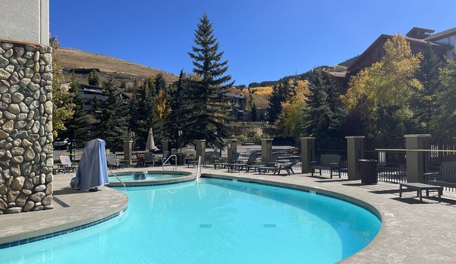 MT CB Base Area- King Bed, Outdoor Hot Tub + Pool & Near Hiking + Biking