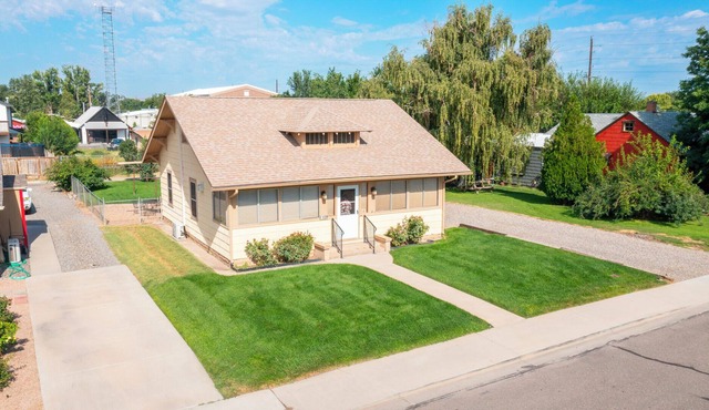 MTB Lovers! Downtown Fruita Bunglow! 8 Separate Beds-1/2 block from everything!