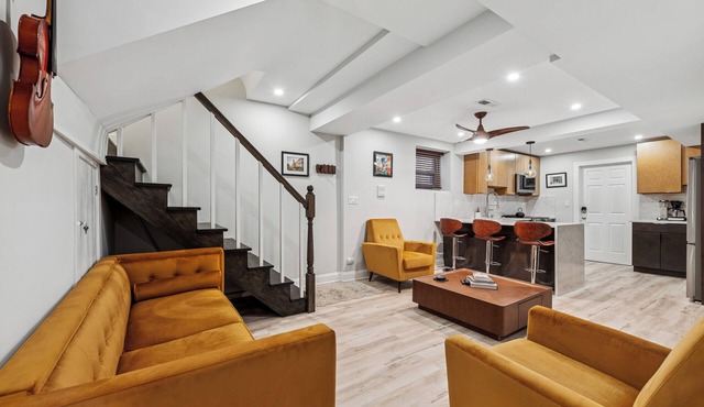 Music-Inspired 2BR Garden Flat in Historic Uptown Near Legendary Music Venues in Chicago