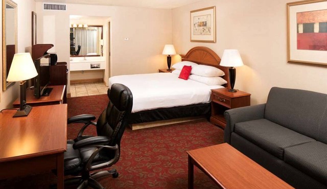 Nature Escape! Premium King | Outdoor Pool, Parking, Breakfast