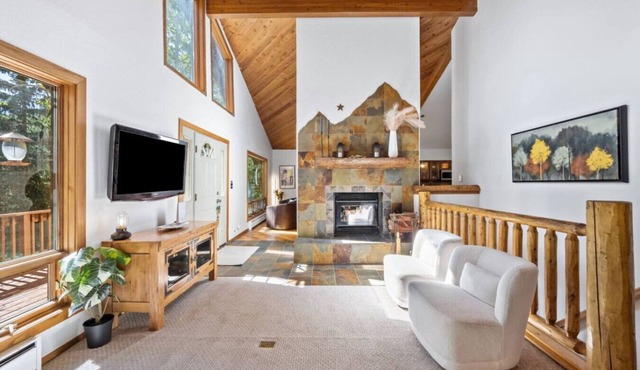 Nestled Inn - Trails, Views, Hot Tub, Skiing!