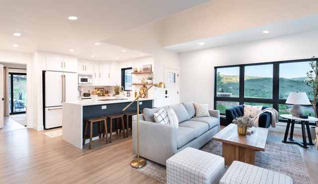 ★New and Modern! Chef's kitchen, views, parking, .5 mi from transit center