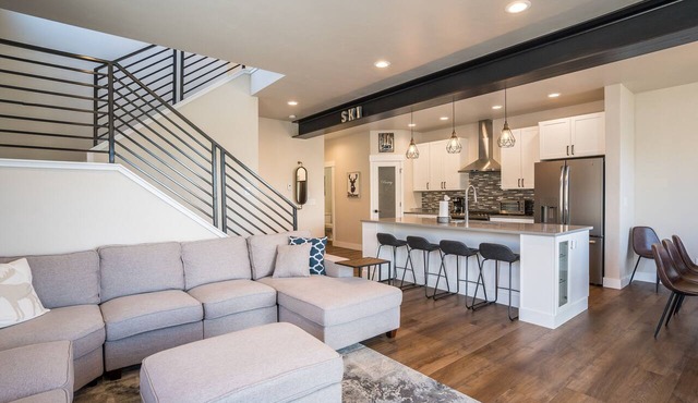 New Family-Friendly Home Overlooking Fox Creek, Large Deck & Cozy Furnishings