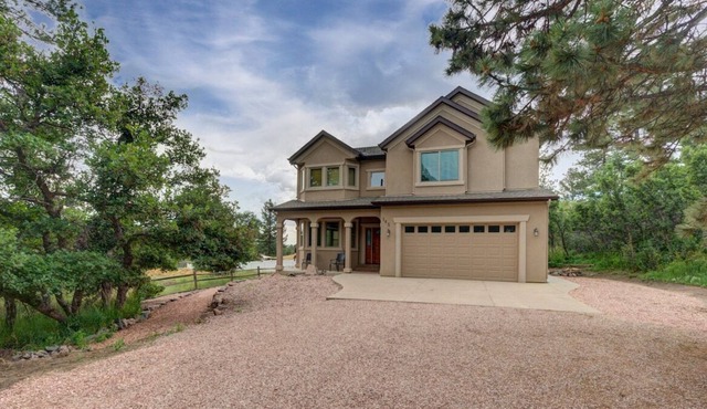NEW HOT TUB Sunny Palmer Lake home in the Glen