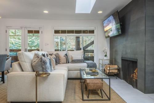 New Listing 3BR 3BA Condo - Steps to Gondola