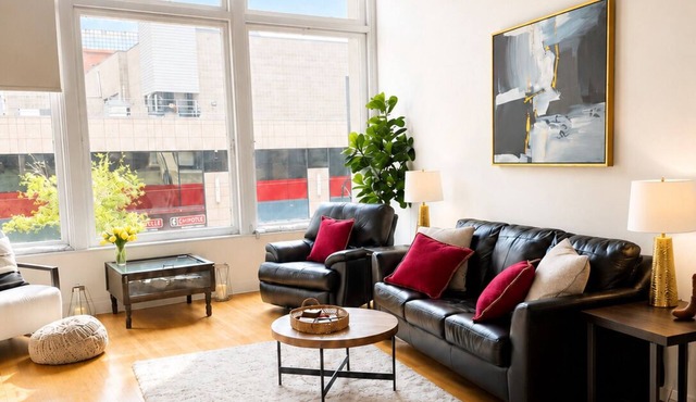NEW LISTING Charming 2/2 loft/heart of downtown. 5 min walk Convention Center