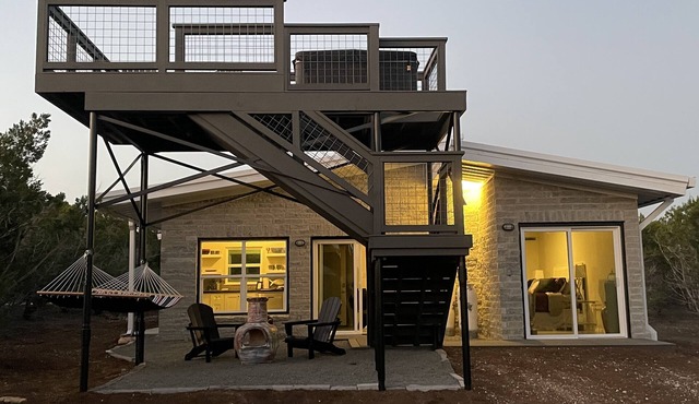 New mod container w/12-foot deck, hot tub, 360 amazing views, BOGO wine tasting in Blanco