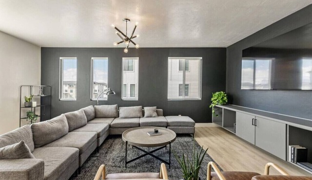 New! Onyx Oasis | 2 Car Garage | TV | Central
