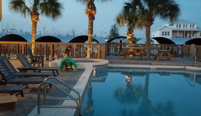 NEW PRVTE BOAT SLIP w/LIFT, WKLY DISCS, RENOVATED, WALK TO BEACH, POOL, HOT TUB in Mexico Beach