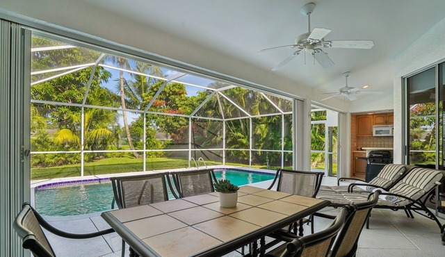 NEW! Relaxed Tropical Retreat 5 miles to Beach