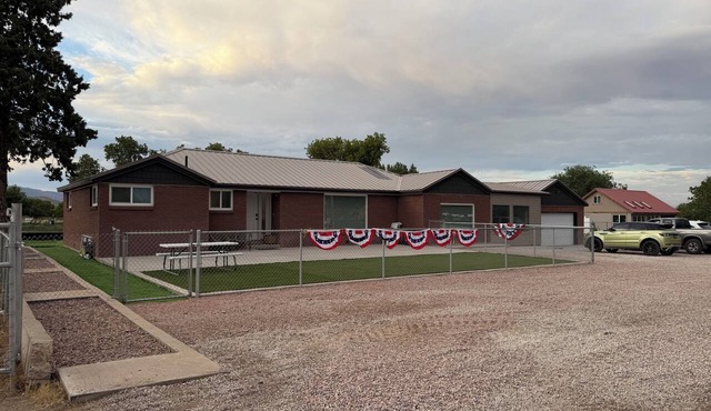 Newly Remolded Family 5BR Getaway, Putting Green, Pool Table & RV Parking