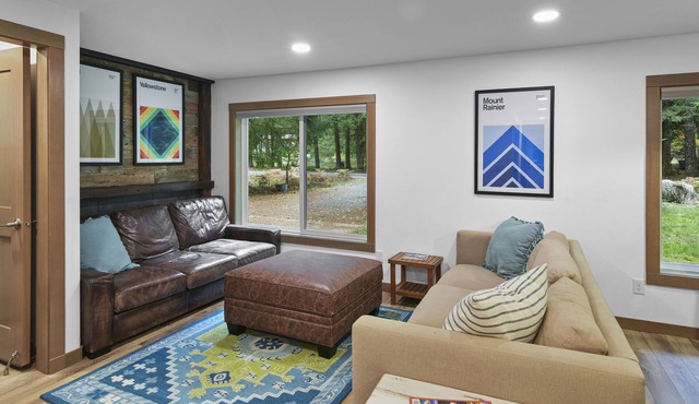 No Cleaning Fee! Newly renovated cabin near Mt. Rainier. Sleeps 10! in Enumclaw