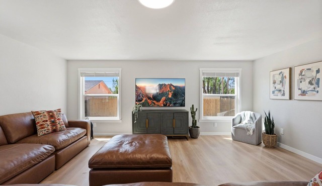 Oak Haus | Group Stay w/Fenced Yard & Game Room