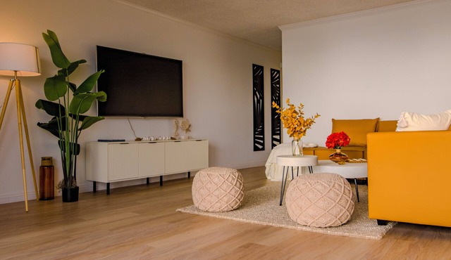 Oceanfront 2 Bed 2 Bath, 2 Parking Spots, Lovely View in Redondo Beach