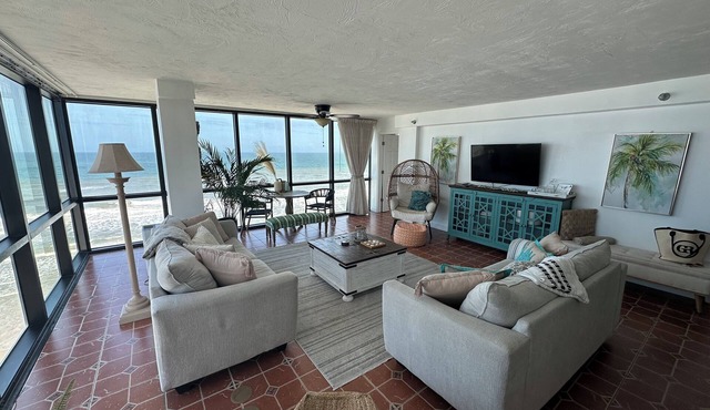 Oceanfront- 2 bedroom-rooftop pent house on one of the most popular beaches 🌴