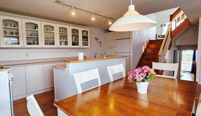 Oceanfront 3BR condo. Visit Hyannis for your Cape holiday! 1600 sq ft home! in Barnstable