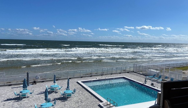 Oceanfront! Beautiful views, private balcony, kitchen, free parking! in Daytona Beach