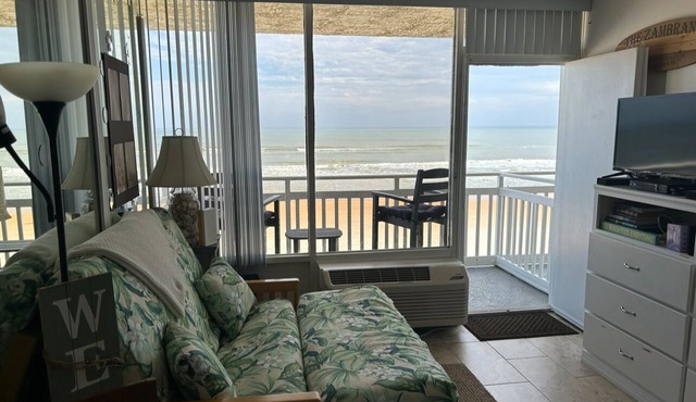 Oceanfront Studio - “also can’t get closer to the beach” View, comfy and clean! in Ormond Beach