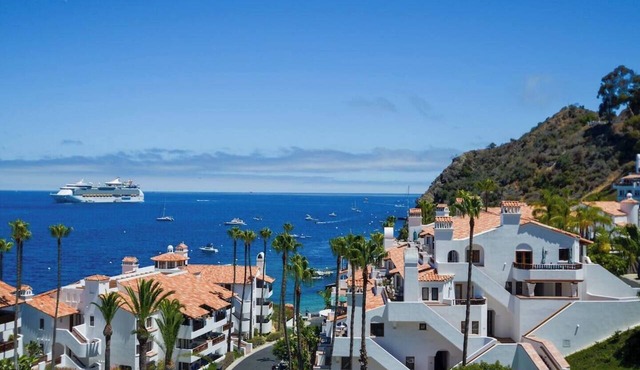 Oceanfront view, plus corner patio and golf cart in Avalon