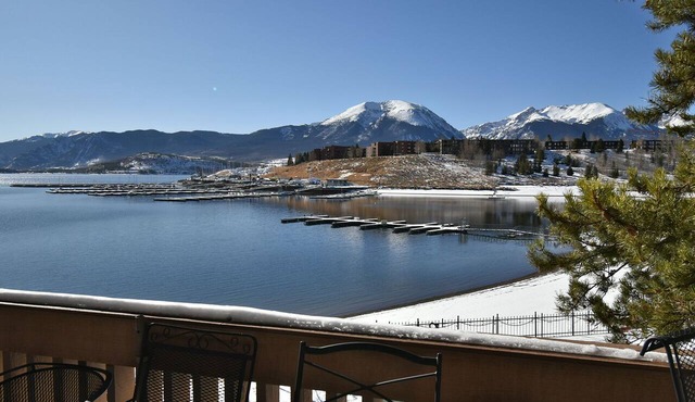 On Lake, WOW Views! 4 Kings, Big Deck. Walk to Marina, Concerts, Events