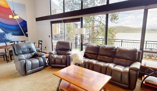 On Lake, WOW Views, Big Deck! Walk to Amp, Events, Parks, Marina, Tiki Bar