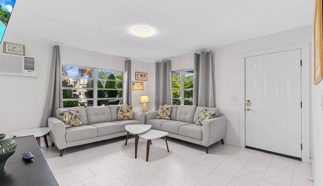 ORANGE BLOSSOM COTTAGE two minute Walk to Beach in Clearwater