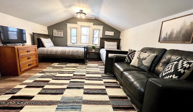 Ouray Basecamp. Walk to Restaurants, Shops & Hot Springs. Large 2BR/2BA