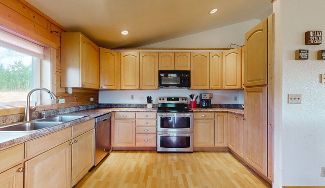 Outdoor enthusiast dream cabin with stunning view, private hot tub, dog-friendly