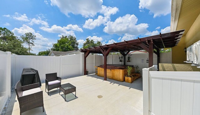 Paradise in Brandon with luxurious 6 person jacuzzi. in Brandon