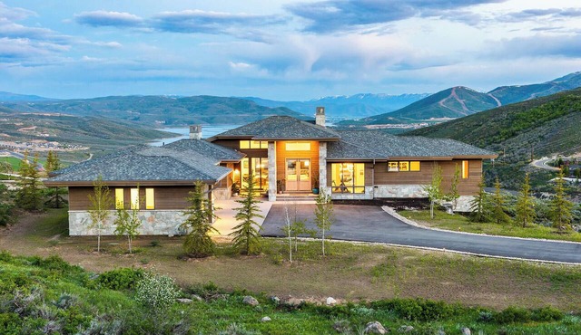 Park City Retreat: Expansive Water and Mountain Views