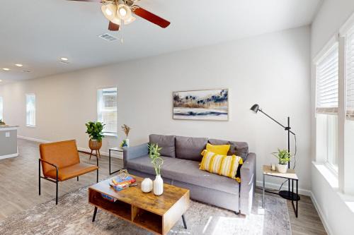 Patio Dining & Yard: Porter Escape, 3 Mi to Golf in Porter
