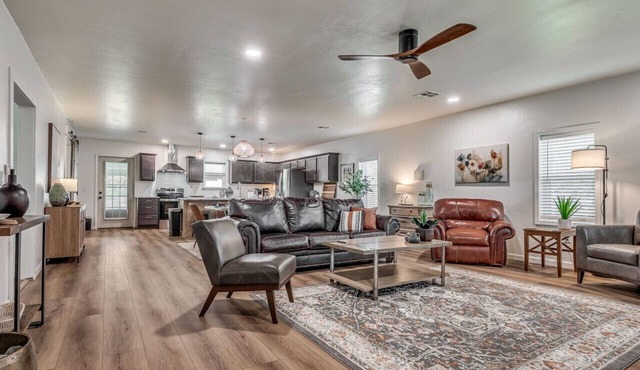 Peaceful Acre - Cozy house with beautiful backyard in Ada