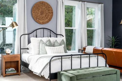 Peaceful Haile Studio with King Bed, Desk, Private Entry in Gainesville
