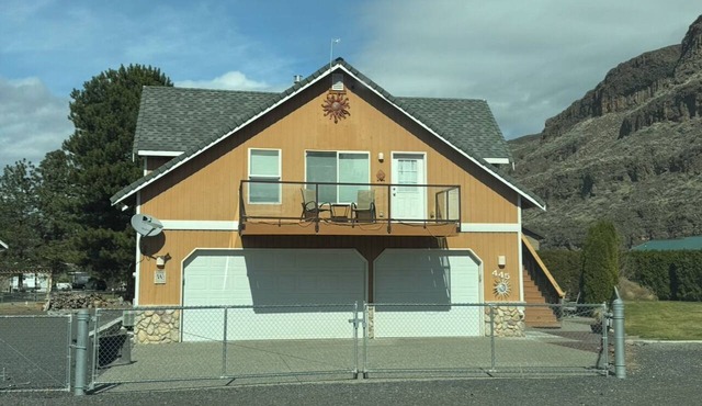 Peaceful lower studio with AC in charming Quincy sunland estates near river. in Quincy
