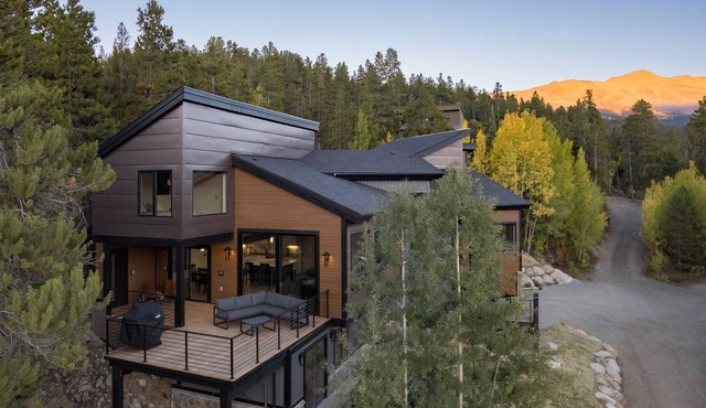 Peerless Retreat: Modern Home w/4 King Ensuites, Views & Hot Tub