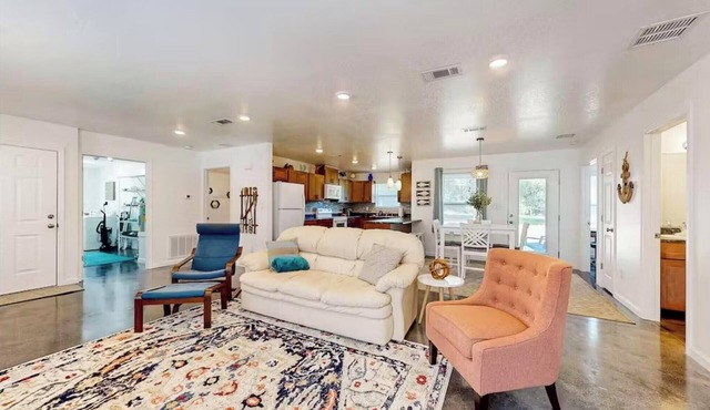 Pensacola Coastal Retreat Near UWF Family-friendly, Pensacola Coastal Retreat near UWF Family-friend.