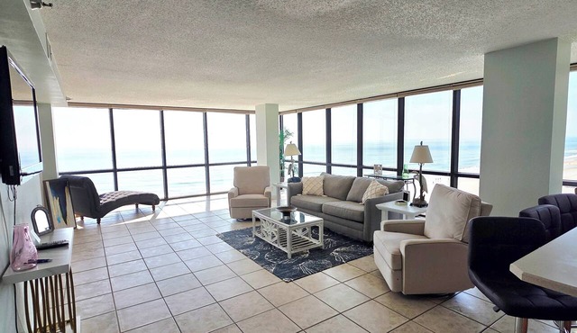 Penthouse Paradise~deluxe Oceanfront 2 bedroom 2 bathroom w/pool & tiki bar
