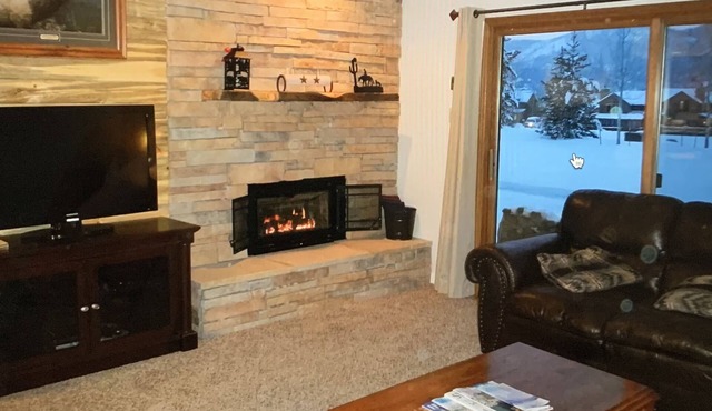 Perfect condo with pool for your summer getaway! Ask about discounts!
