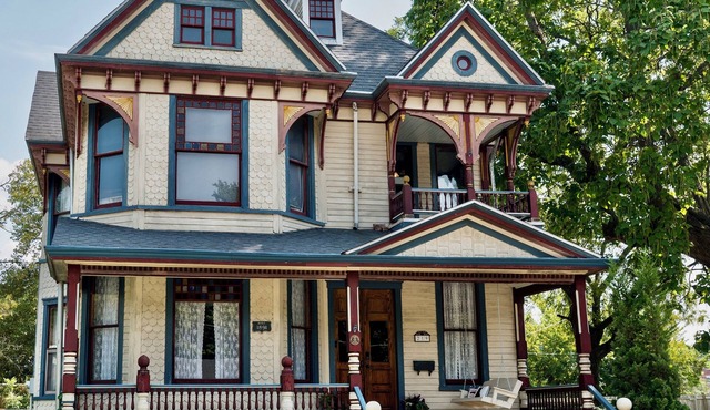 Perfect weekend escape 45 min from Kansas City - wineries + shopping + charm in Lexington