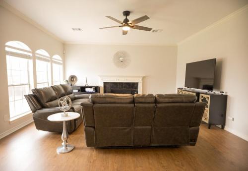 Pet friendly Spacious 4 Bedroom home with large, fenced backyard, located to DFW airport, restaurants and shops in Irving