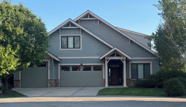 Picturesque family retreat. 9 bedrooms, 3 gathering rooms, game room, deck.