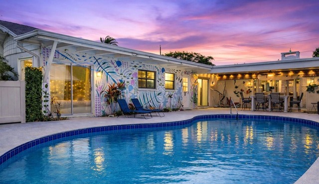 Pool Oasis 2 Blocks from Beach in Port Orange