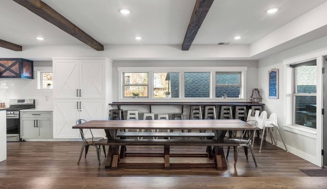 Pool Table, Treehouse, Indoor Pool, Lake View, Large Kitchen, Spacious Bedrooms in Garden City
